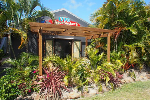 Backpackers At 1770 - Australia Shopping 12