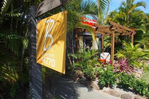 Backpackers At 1770 - Australia Shopping 19