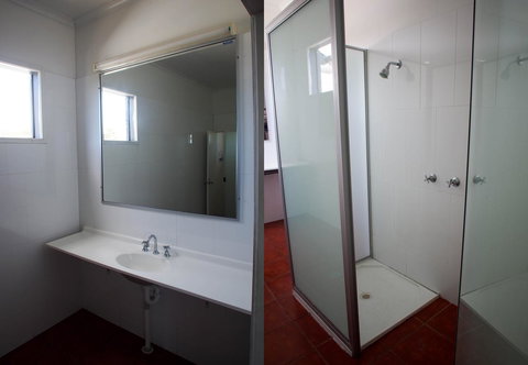 Backpackers At 1770 - Australia Shopping 22