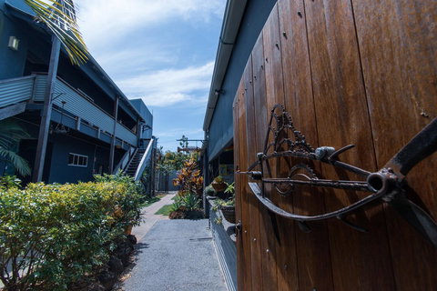 Backpackers At 1770 - Australia Shopping 3