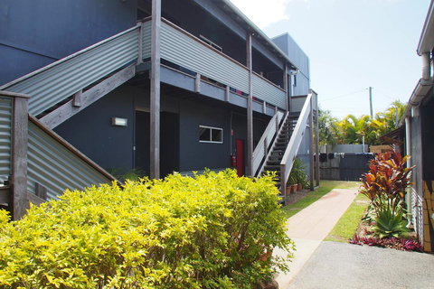 Backpackers At 1770 - Australia Shopping 18