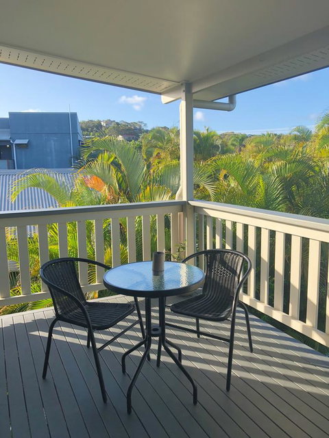 Backpackers At 1770 - Australia Shopping 4