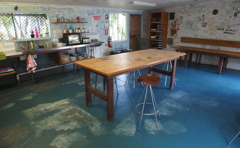 Backpackers At 1770 - Australia Shopping 14