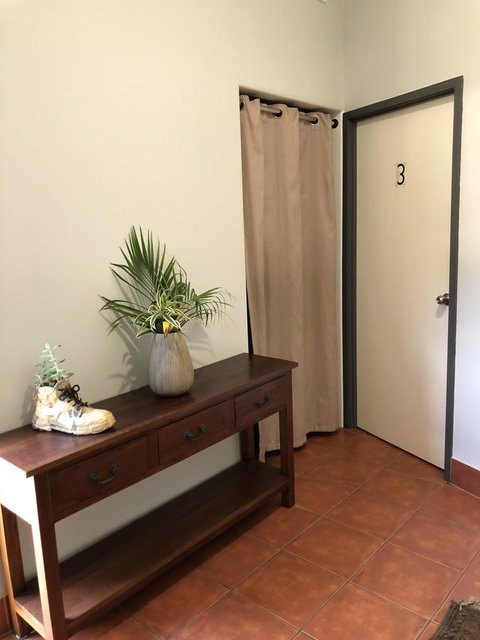 Backpackers At 1770 - Australia Shopping 9