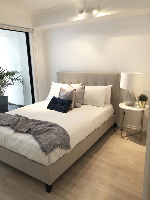 Sunshine Beach Luxe Apartment - Bed n Breakfasts 15