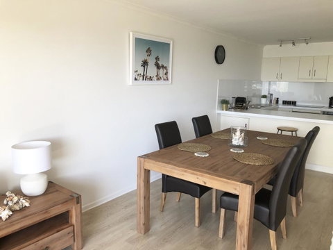 Sunshine Beach Luxe Apartment - Bed n Breakfasts 33