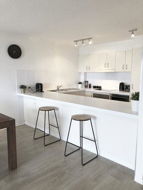 Sunshine Beach Luxe Apartment - Bed n Breakfasts 5
