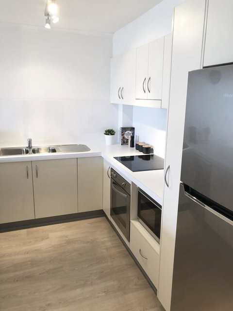 Sunshine Beach Luxe Apartment - Bed n Breakfasts 9
