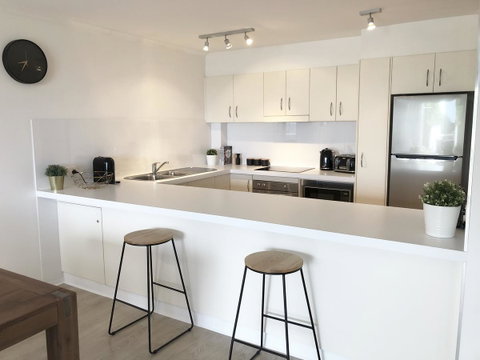 Sunshine Beach Luxe Apartment - Bed n Breakfasts 2