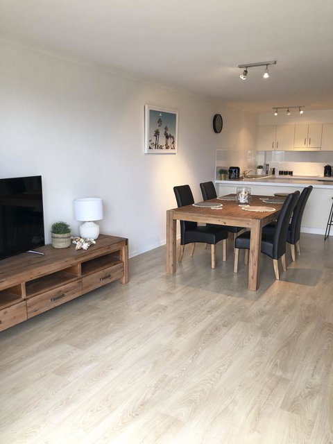 Sunshine Beach Luxe Apartment - Bed n Breakfasts 17