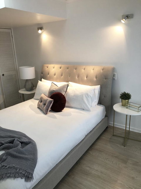 Sunshine Beach Luxe Apartment - Bed n Breakfasts 12
