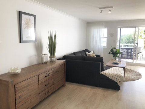 Sunshine Beach Luxe Apartment - Bed n Breakfasts 23