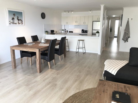 Sunshine Beach Luxe Apartment - Bed n Breakfasts 21