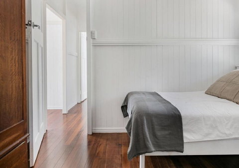 Lake Weyba Noosa Lodge & Kangaroos - Australia Shopping 11