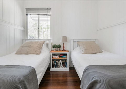 Lake Weyba Noosa Lodge & Kangaroos - Australia Shopping 10