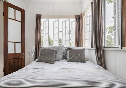 Lake Weyba Noosa Lodge & Kangaroos - Australia Shopping 9