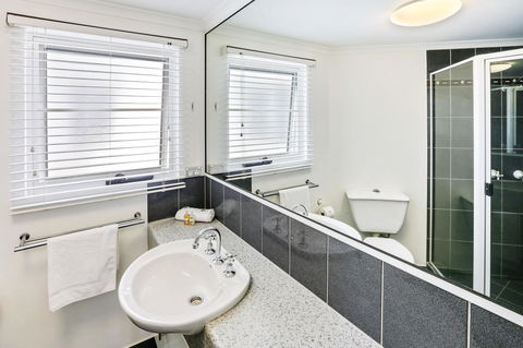 On The Beach Apartments - Accommodation Australia 3