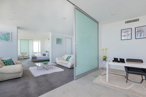 Q1 Resort & Spa - Official - Accommodation Australia 40
