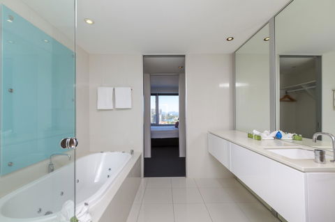Q1 Resort & Spa - Official - Accommodation Australia 1