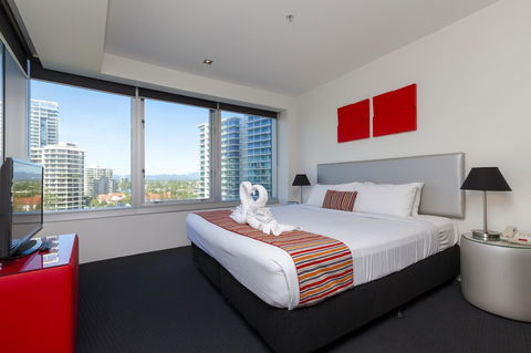 Q1 Resort & Spa - Official - Accommodation Australia 9