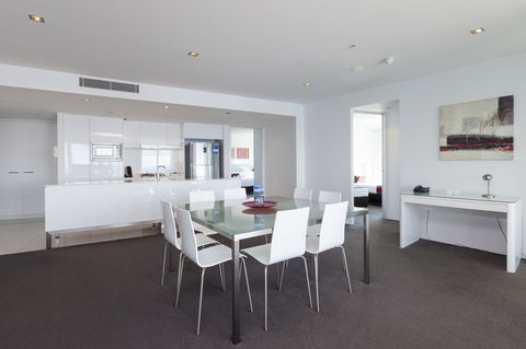 Q1 Resort & Spa - Official - Accommodation Australia 36