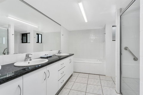 Roydon Beachfront Apartments - Accommodation Australia 23