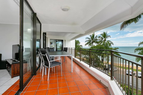 Roydon Beachfront Apartments - Accommodation Australia 0