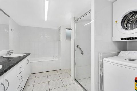 Roydon Beachfront Apartments - Accommodation Australia 24