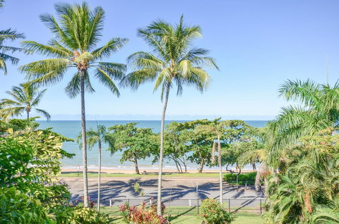 Roydon Beachfront Apartments - Accommodation Australia 9