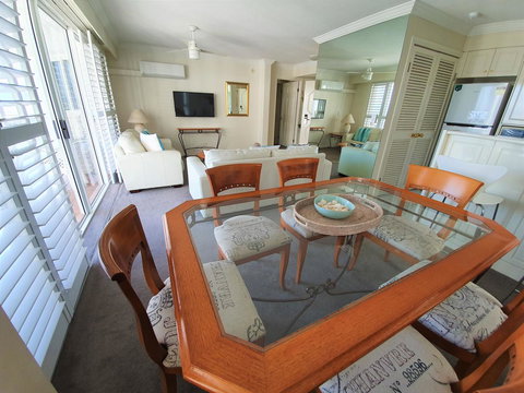 Broadbeach Holiday Apartments - Accommodation Australia 15