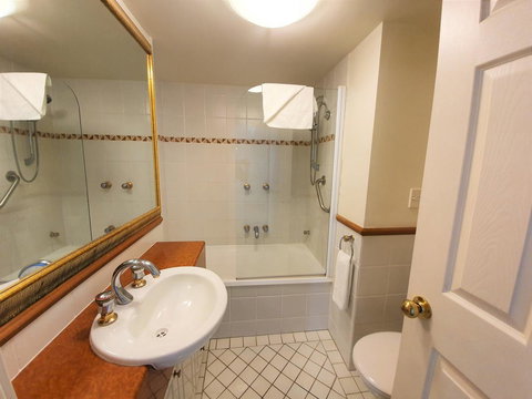 Broadbeach Holiday Apartments - Accommodation Australia 12