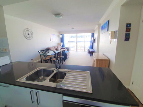Broadbeach Holiday Apartments - Accommodation Australia 11
