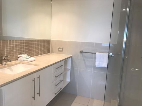 Proximity Waterfront Apartments - Accommodation Australia 11
