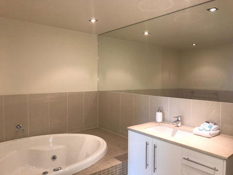 Proximity Waterfront Apartments - Accommodation Australia 12