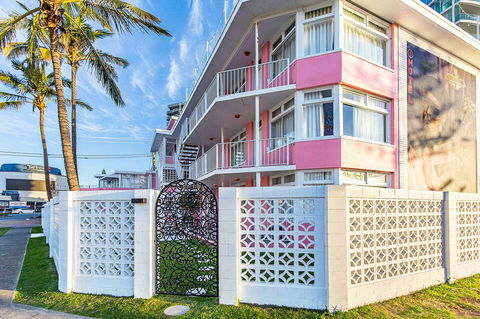 The Pink Hotel Coolangatta - Accommodation Australia 1