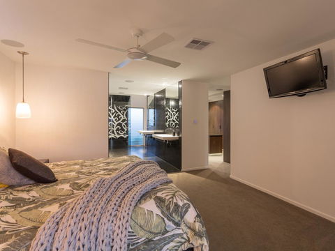 Rumrunner Resort - Accommodation Australia 24