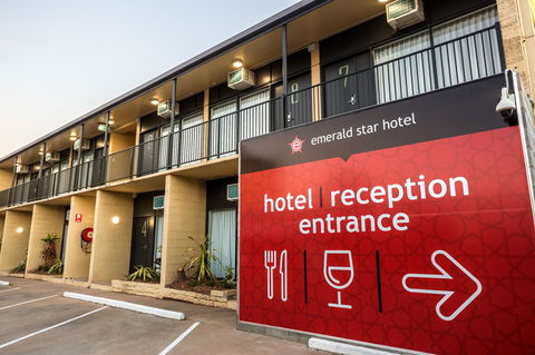 Nightcap At Emerald Star Hotel - Australia Shopping 4