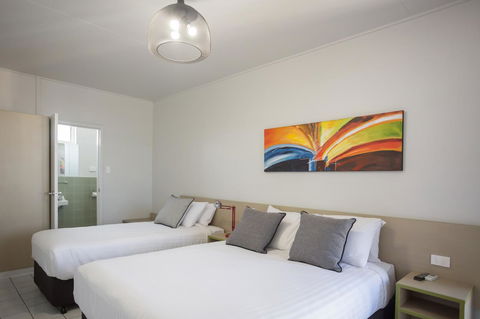 Nightcap At Emerald Star Hotel - Australia Shopping 43