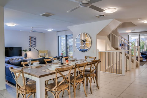 Coolum At The Beach - Australia Shopping 24