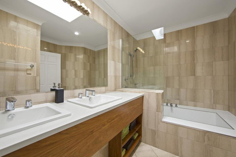 Montipora Unit 3 - In The Heart Of Airlie, Wi-fi And Netflix - Accommodation Australia 8
