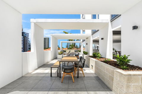Qube Broadbeach Ocean View Apartments - Accommodation Australia 5