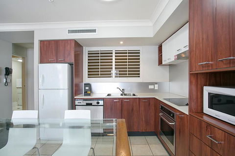 Towers Of Chevron - Private Apartment - Accommodation Australia 3
