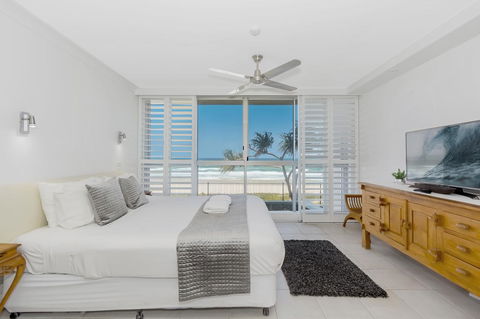 Golden Sands On The Beach - Absolute Beachfront Apartments - Accommodation Australia 3