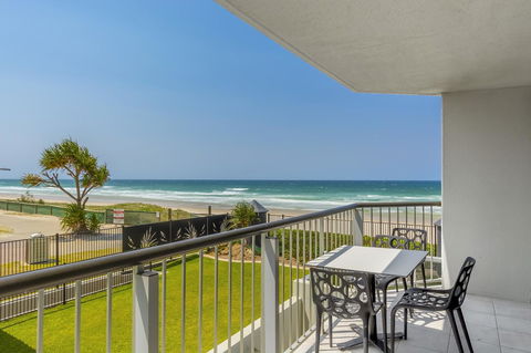 Golden Sands On The Beach - Absolute Beachfront Apartments - Accommodation Australia 1