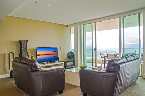 Kirra Surf Apartments - Local Tourism 32