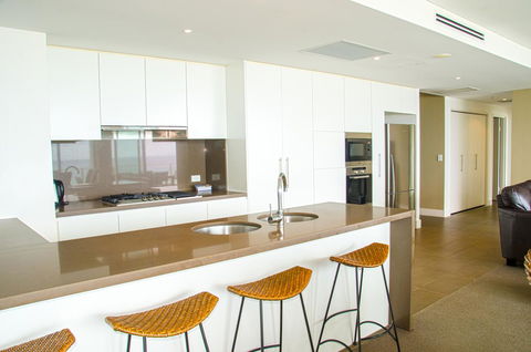 Kirra Surf Apartments - Local Tourism 31