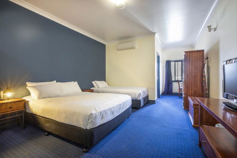 Nightcap At Atherton Hotel - Local Tourism 14