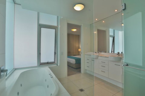 Reflection On The Sea - Bed n Breakfasts 11