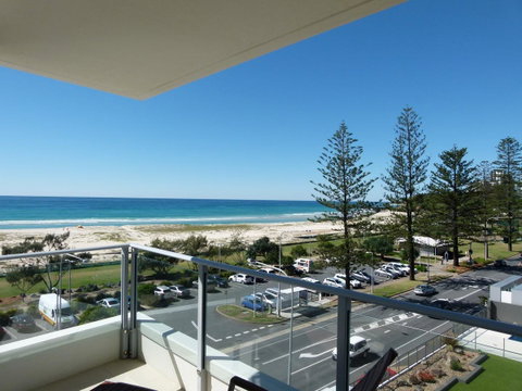 Pure Kirra - Bed n Breakfasts 12