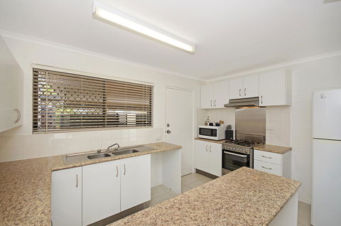 Townsville Holiday Apartments - Accommodation Australia 13